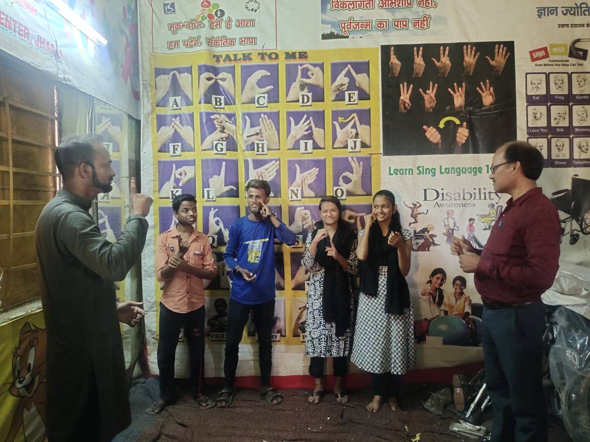 साइन लैंग्वेज मूक बधिर बच्चों के लिए कामयाबी का रास्ता खोलता है ,जानिए किसने कही यह बात 