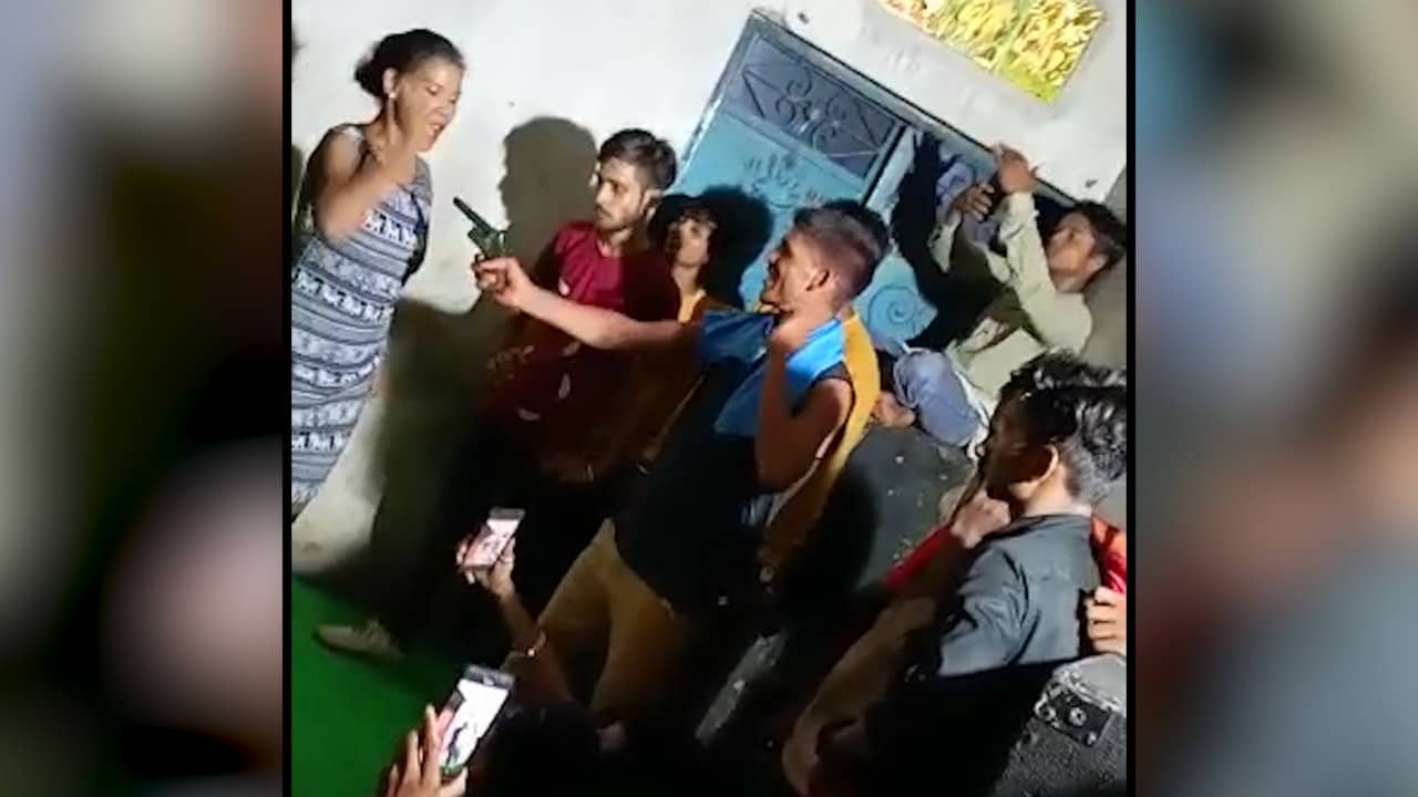 मोतीहारी: बार बालाओं के डांस पर युवकों ने लहराया पिस्टल, वीडियो वायरल