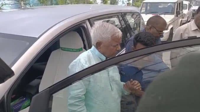 लालू यादव दिल्ली के लिए रवाना, बोले अब पूरे देश से बीजेपी वालों का होगा सफाया