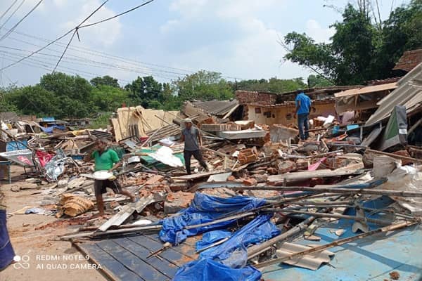 बिना लाइन काटे ही अतिक्रमण पर चला रेलवे का  बुलडोजर, शॉर्ट सर्किट, बड़ा हादसा टला