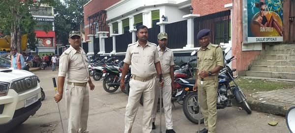 जमशेदपुर : नगर पालिका ने अवैध रूप से पार्किंग में लगाए गए ठेले और दुकानों को हटाया, ठेकेदार के खिलाफ शो-कॉज जारी