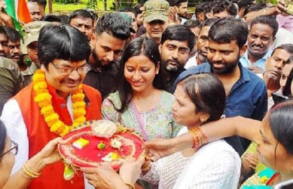 BREAKING: झारखंड के पूर्व कृषि मंत्री योगेंद्र साव रिहा, किया गया जोरदार स्वागत, बेटी अंबा ने लिखा भावुक पोस्ट