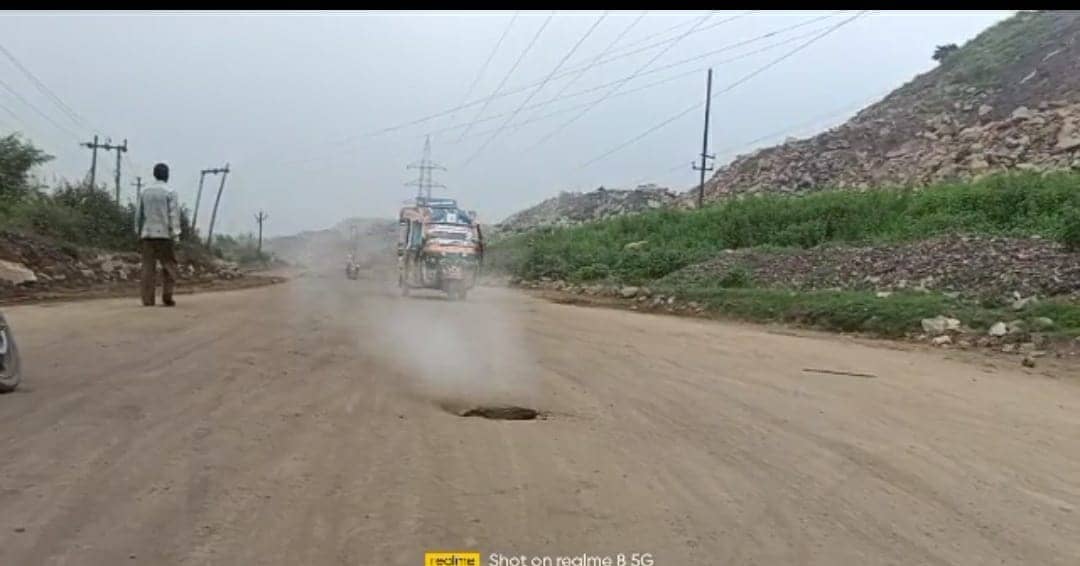 झरिया :47 करोड़ की लागत से बन रही सड़क के बीचो -बीच बना गोफ, उठने लगे सवाल