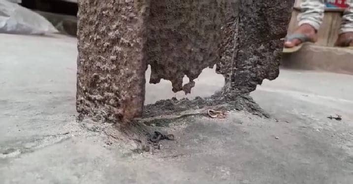 हादसों को न्यौता दे रहा यह जर्जर बिजली पोल