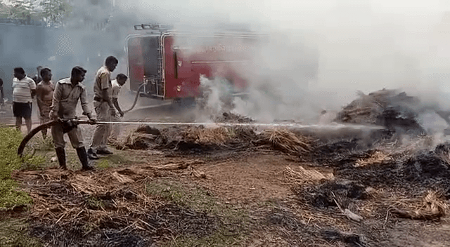 JAMSHEDPUR: धू-धू कर जली पुआल लदी पिकअप वैन, बाल-बाल बची ड्राइवर की जान     