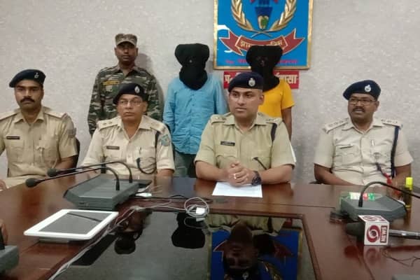 चाईबासा: कार्तिक नायक हत्याकांड मामले में महिला समेत तीन गिरफ्तार, घटना में इस्तेमाल डंडा और बाइक बरामद