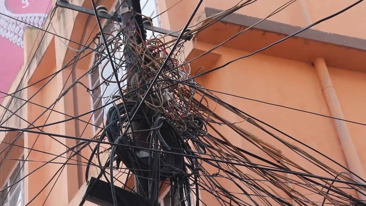 हाई टेंशन तारों में करंट नहीं, दौड़ रहा मौत का खौफ, मकड़जाल से कब मिलेगी मुक्ति ,पढ़ें पूरी रिपोर्ट 