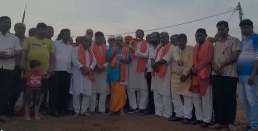 रोहतास: जूता पहनकर आरती करते दिखे भाजपा सांसद, वीडियो हुआ वायरल