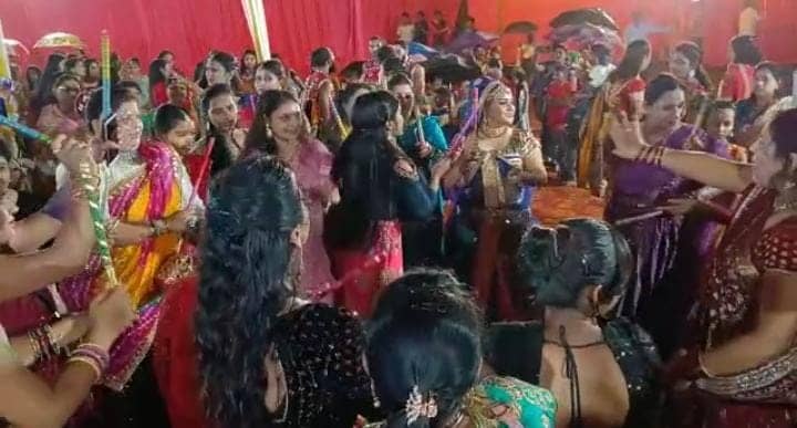 गरबे की रात में....!  नवरात्र में गरबा की धूम, डांडिया नाइट पर खूब थिरके बच्चे और महिलाएं