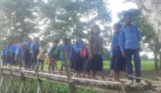 बिहार के ये गांव विकास की रोशनी से है कोसों दूर, आज भी नहीं हैं पक्की सड़कें