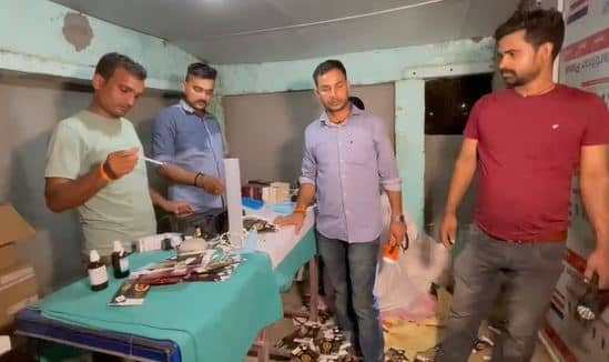 हाजीपुर: क्लीनिक की आड़ में डॉक्टर साहब करते थे अवैध शराब का धंधा, उत्पाद विभाग ने किया खुलासा