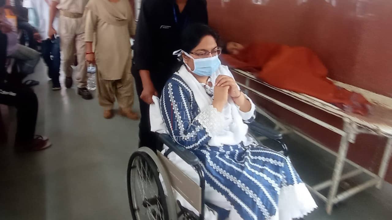 रिम्स के पेइंग वार्ड में रह रही IAS पूजा सिंघल के पैर में दर्द,  ऑर्थोपेडिक  विभाग के डॉक्टर कर रहे इलाज