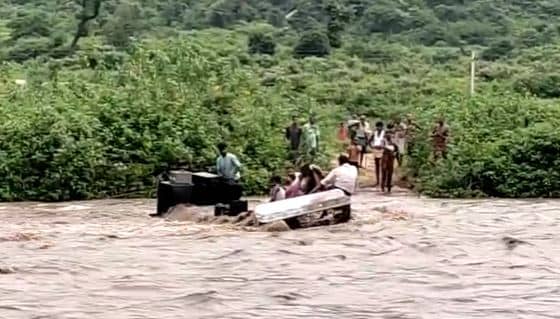 नवादा में तेज बारिश से उफनाई नदी, डीजे के साथ अधजला शव तेज धार में बहा