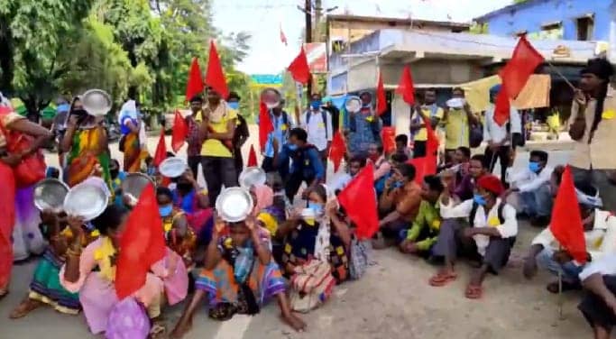 करम्पदा माइंस : चाईबासा में मजदूरी भुगतान की मांग को लेकर थाली पीट कर प्रदर्शन