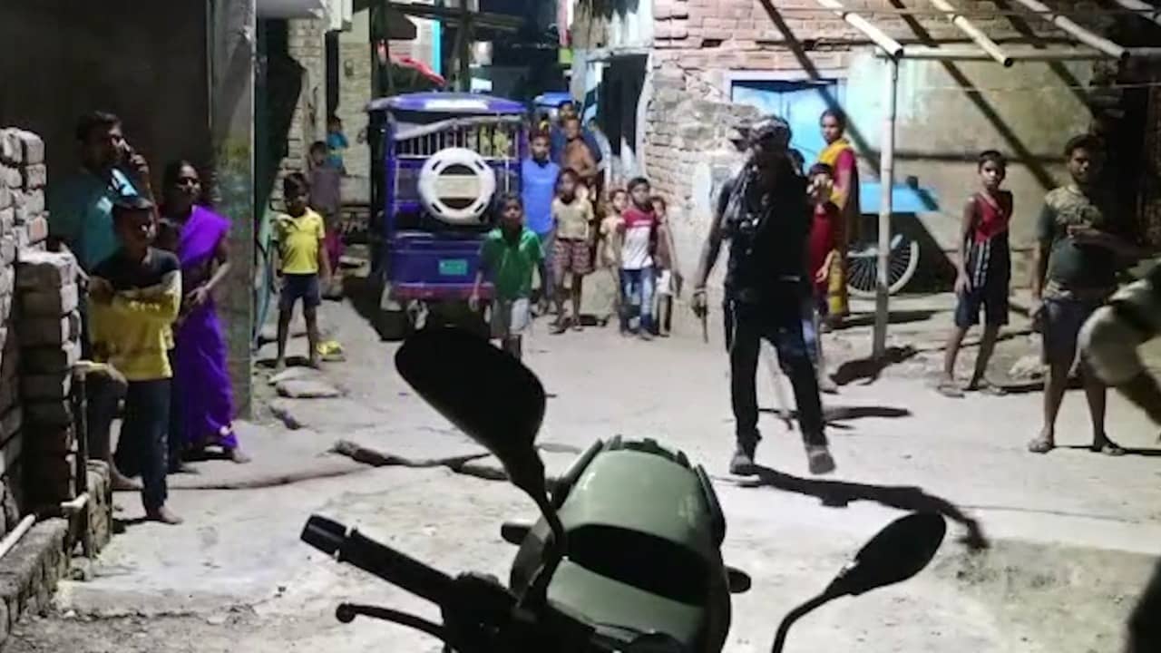 कमीशन के पैसे को लेकर अपराधियों ने हथियार लहराते हुए किया हंगामा, चढ़ा पुलिस के हत्थे  