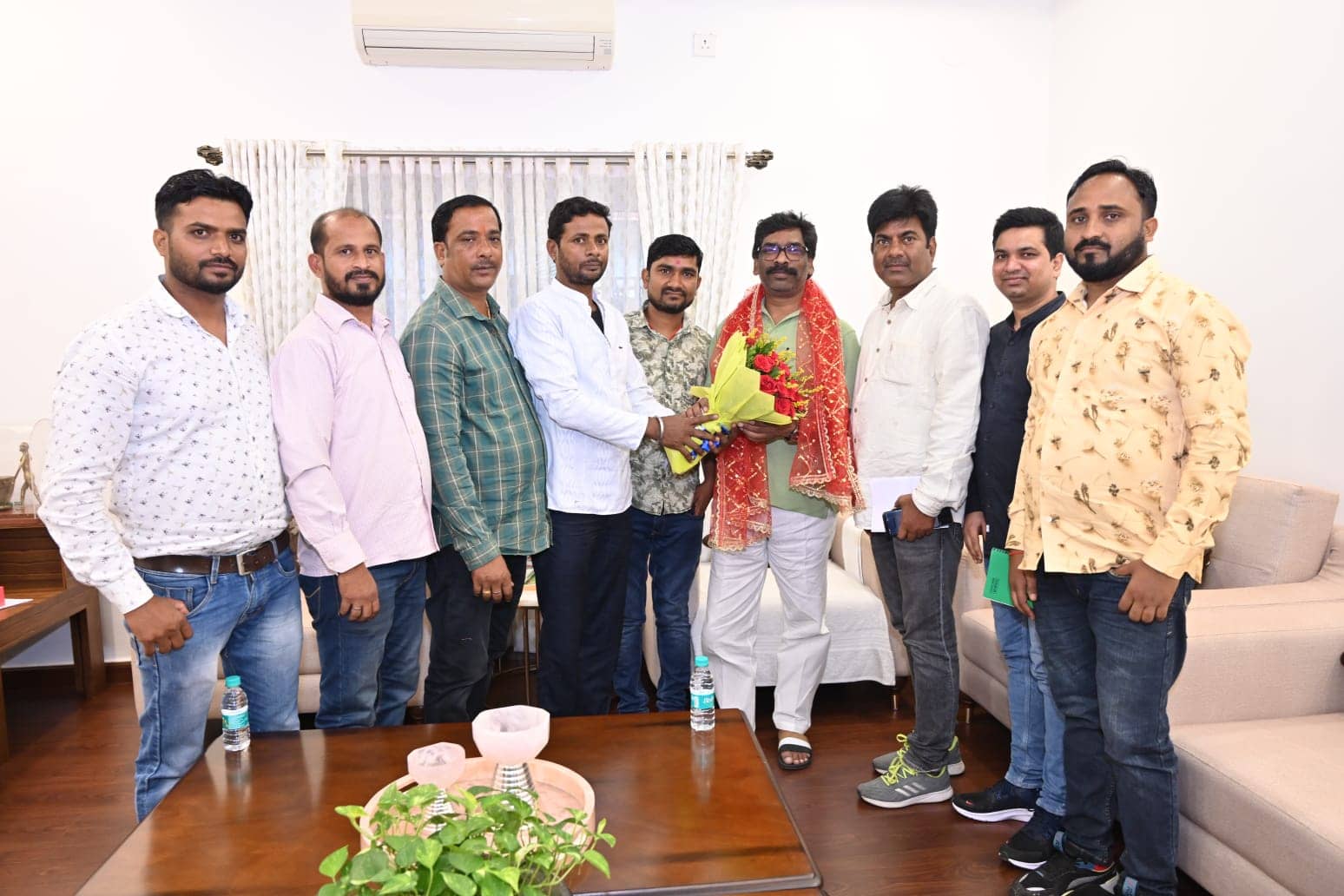 मुख्यमंत्री हेमंत सोरेन से दुर्गा पूजा और रावण दहन समिति के सदस्यों ने की मुलाकात,  रावण दहन कार्यक्रम के लिए किया आमंत्रित 