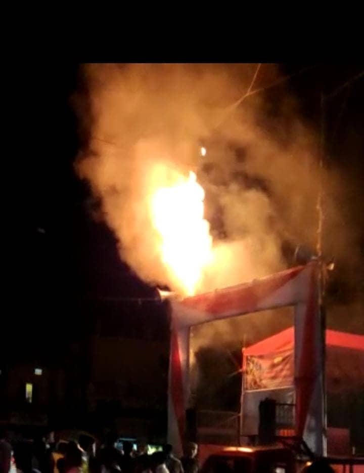 अनहोनी ! पूजा पंडाल के गेट पर लगी आग, बाल-बाल बची श्रद्धालुओं की जान 