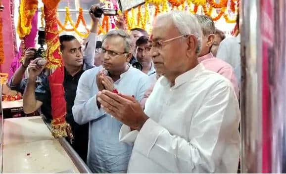 अष्टमी के मौके पर सीएम नीतीश ने शीतला मंदिर में की पूजा अर्चना, राज्यवासियों को दी नवरात्रि की शुभकामना