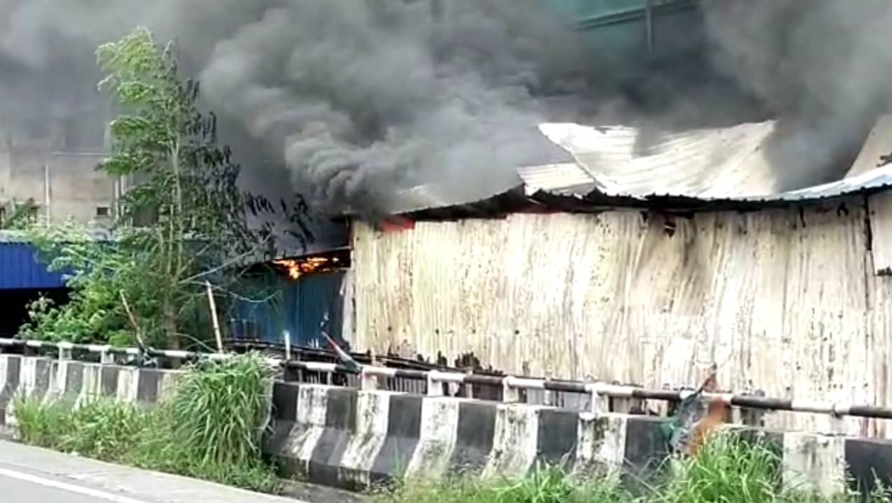 हावड़ा में स्थित एक चारपहिया वाहन गैरेज में लगी भीषण आग, कई गाड़ियां जलकर खाक