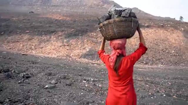 दिन में कोयला चुनती है रिंकी फिर शाम में करती है पढ़ाई, धनबाद की इस बेटी की देश-विदेश में हो रही प्रशंसा