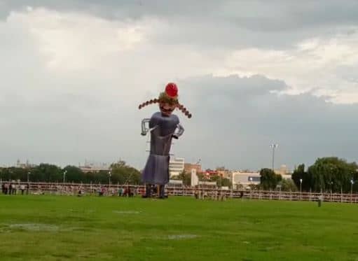 पटना: गांधी मैदान में तेज हवा से गिरा रावण का पुतला, क्रेन की मदद से खड़ा कर फिर किया गया रावण दहन