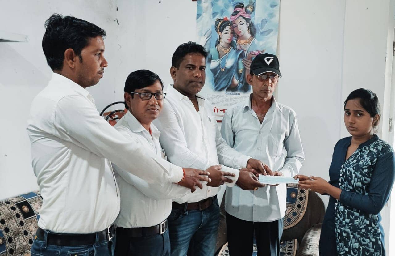 दिवगंत पत्रकार के परिजन को रांची प्रेस क्लब ने दी आर्थिक मदद, सरकार से बीमा योजना लागू करने की मांग