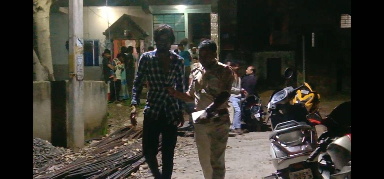 लाखों के गहने चोरी कर भाग रहे चोर को स्थानीय लोगों ने दबोचा, जानिए फिर क्या हुआ