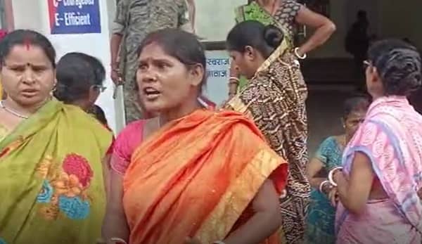 ठगी की शिकार महिलाओं ने दिखाया रौद्र रूप, घेरा बैंक मोड़ थाना, जानिए फिर क्या हुआ