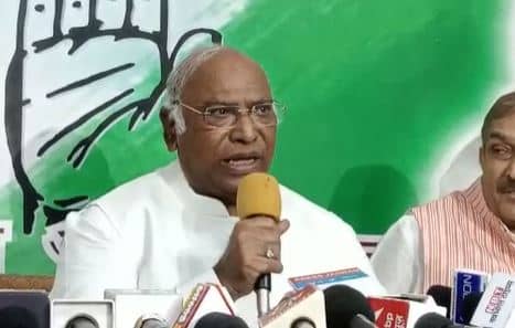 बिहार दौरे पर पहुंचे कांग्रेस अध्यक्ष पद के उम्मीदवार मलिकार्जुन खड़गे ने कार्यकर्ताओं से मांगे वोट, की कई घोषणाएं     