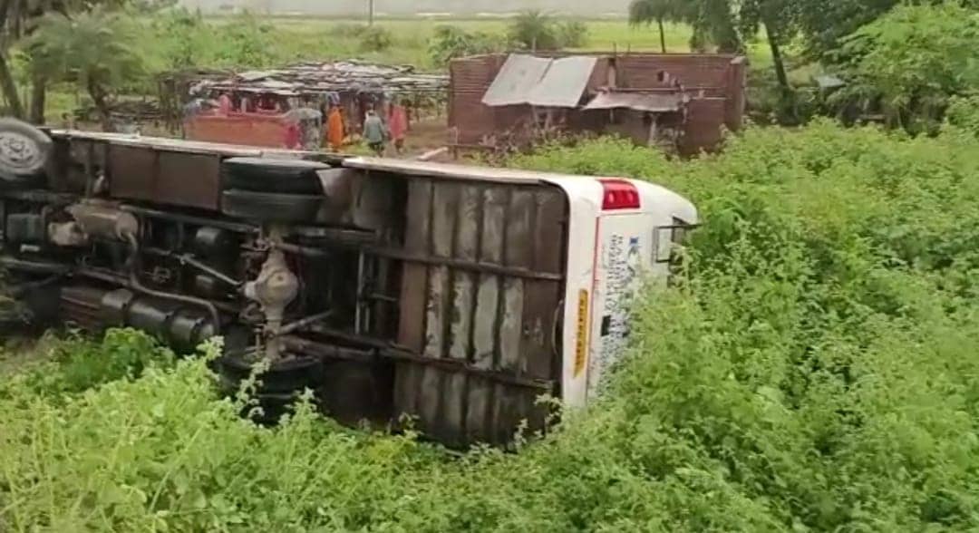 हादसा ! गंगा सागर जा रहा राजस्थान का तीर्थयात्री बस गिरिडीह के गांवा में हुआ हादसे का शिकार, दर्जन भर यात्री जख्मी