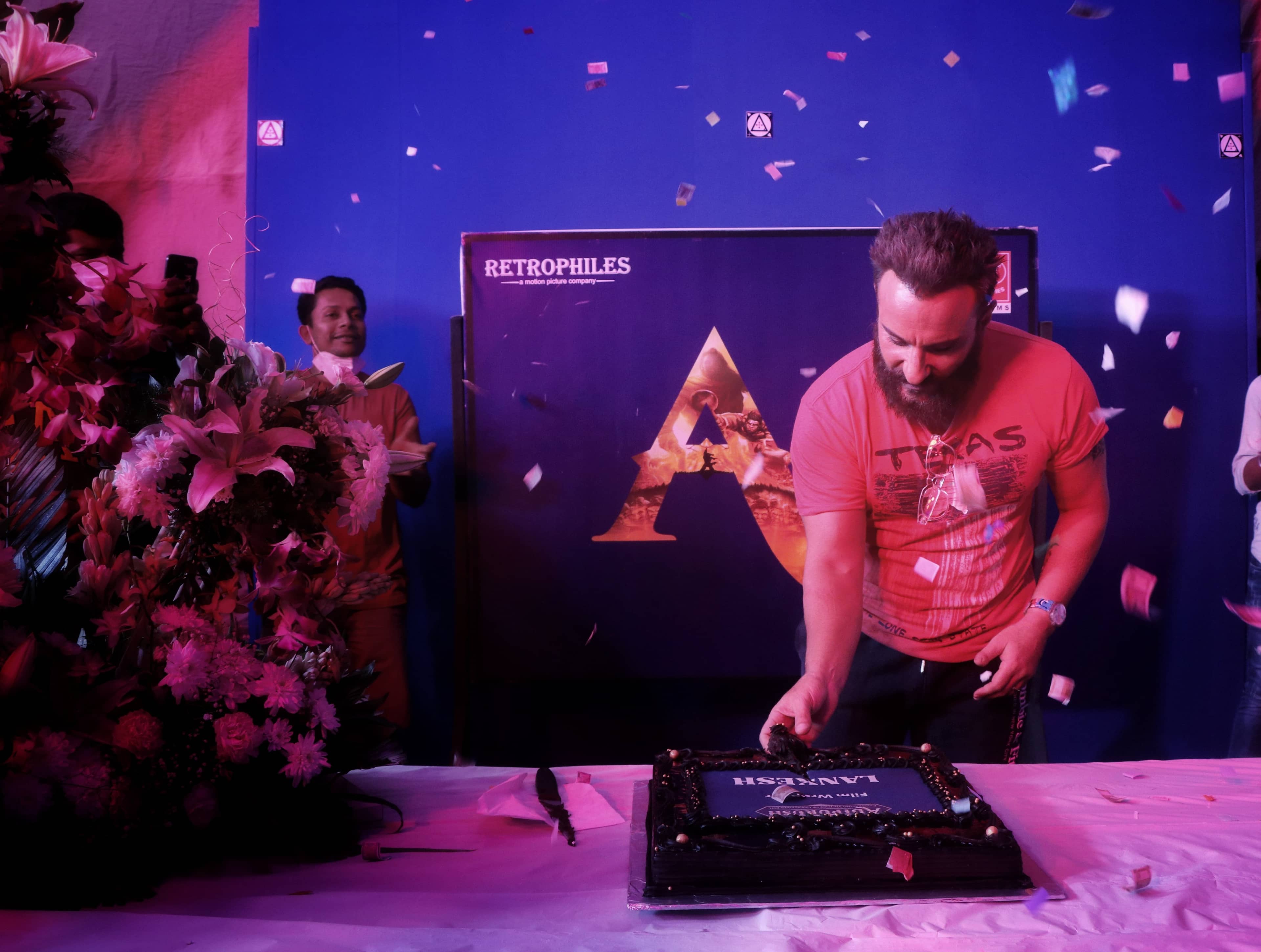 सैफ अली ख़ान ने पूरी की ‘आदिपुरुष’ फिल्म की शूटिंग, केक काटकर मनाया जश्न