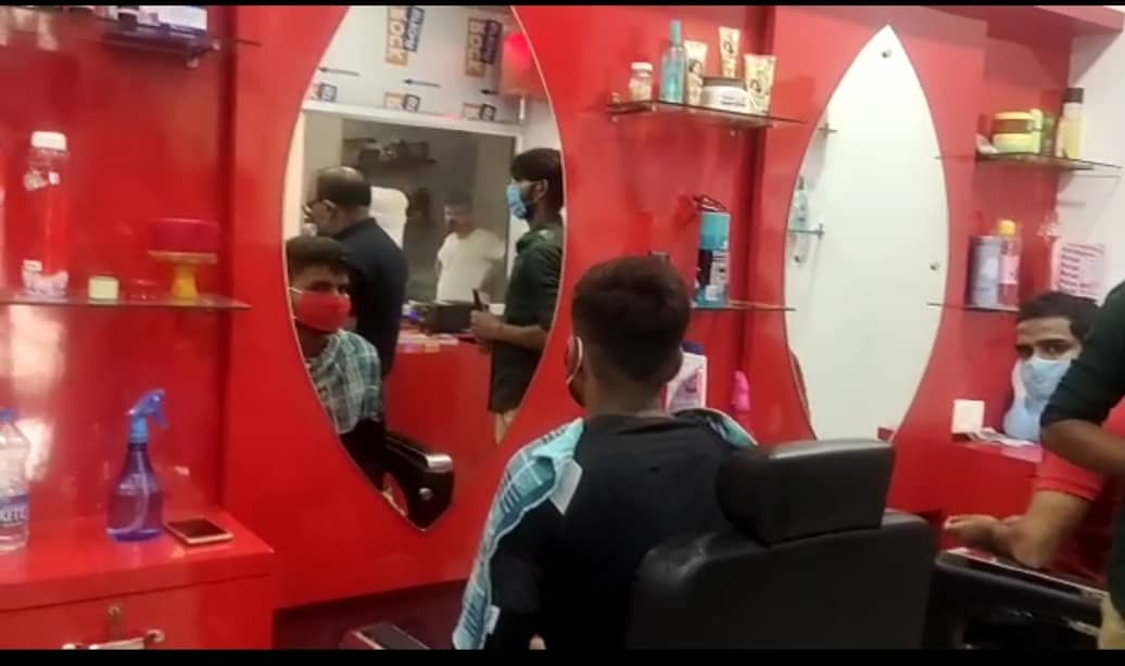 नियमों की अनदेखी कर सलून खोलना पड़ा महंगा.. सदर बीडीओ ने  सैलून में मारा छापा