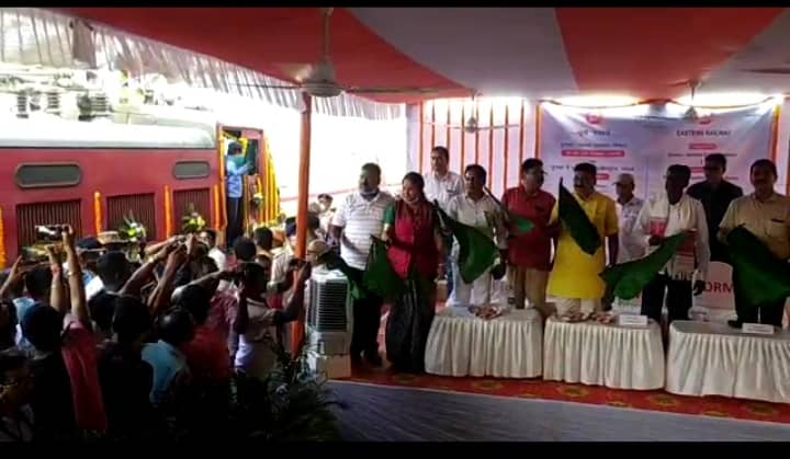 दुमका वासियों की बहुप्रतिक्षित मांग पूरी,  हावड़ा के लिए नई ट्रेन का हरी झंडी दिखा सांसद ने किया रवाना