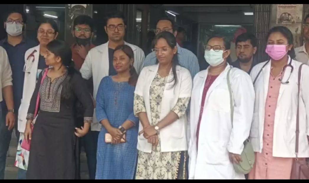 SNMMCH के सीनियर रेजिडेंट सड़क पर, मांग रहे हैं मानदेय,जनिये कब से है बकया  