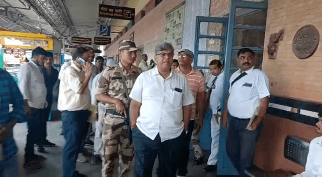 जसीडीह रेलवे स्टेशन का निरीक्षण  करने पहुंचे यात्री सुविधा समिति के सदस्य, पाई कई खामियां 