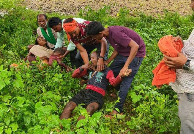 पलामू:आकाशीय बिजली गिरने से एक ही परिवार के बच्चे सहित 3 लोग झुलसे,एक महिला की हालत चिंताजनक