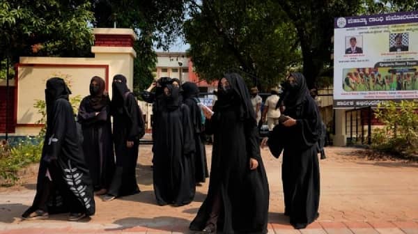 हिजाब बैन मामला : सुप्रीम कोर्ट के दोनों जजों की राय अलग-अलग, जानिए अब क्या होगा