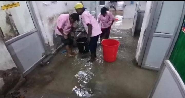 तेज बारिश ने खोली नगर निगम की पोल, सड़क तो सड़क अस्पताल के बर्न वार्ड भी हुआ पानी से लबा-लब 
