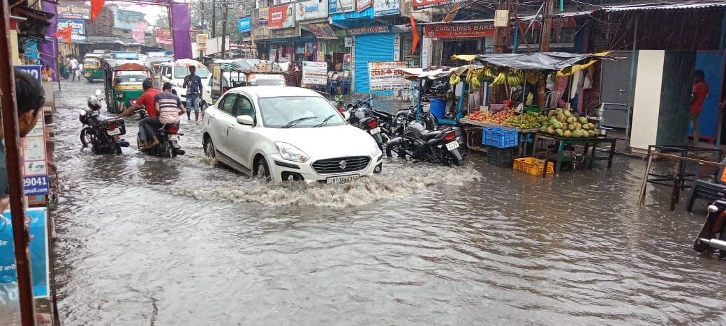 सड़क पर कपड़े उठाकर चलिए जनाब, क्योंकि यह शहर झरिया है !