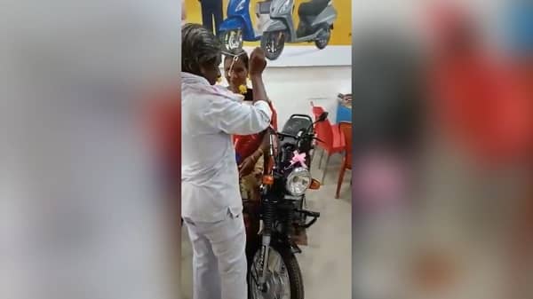 VIRAL VIDEO : इमोशनल कर देगा पति की मासूमियत, बाइक की जगह वाइफ को पहनाया माला !