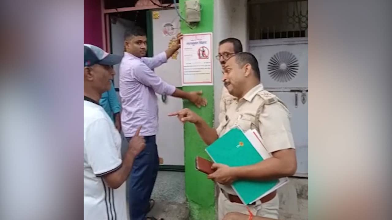 शराब पीने वाले के घर अब उत्पाद विभाग चिपका रहा पोस्टर, दूसरी बार पिया तो 1 साल की होगी जेल