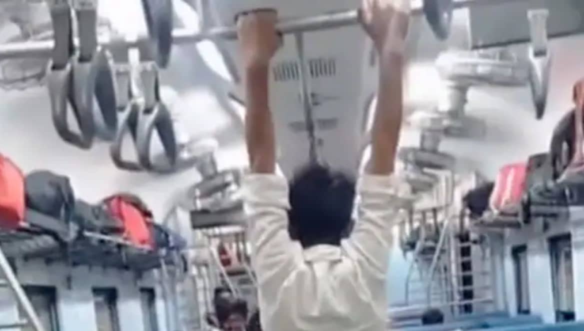 ट्रेन में सीट लेने के लिए स्पाइडरमैन बना युवक, देखें स्पाइडरमैन-रेल-वे होम