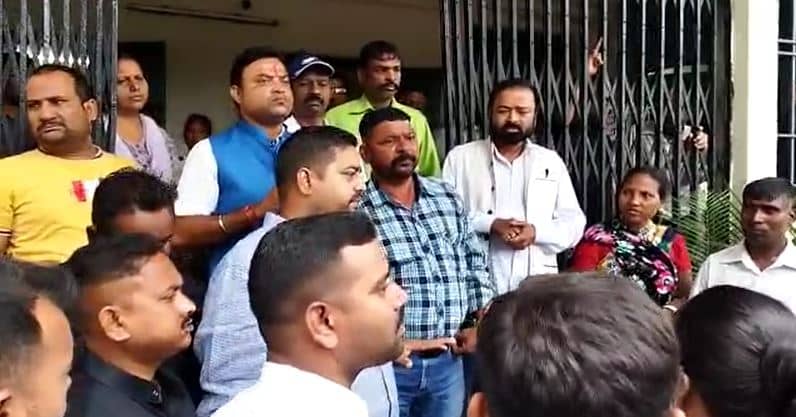 रितु मुखी आत्मदाह मामले में पीड़िता को न्याय दिलाने सड़क पर उतरे लोग, स्कूल और जिला शिक्षा पदाधिकारी कार्यालय का किया घेराव