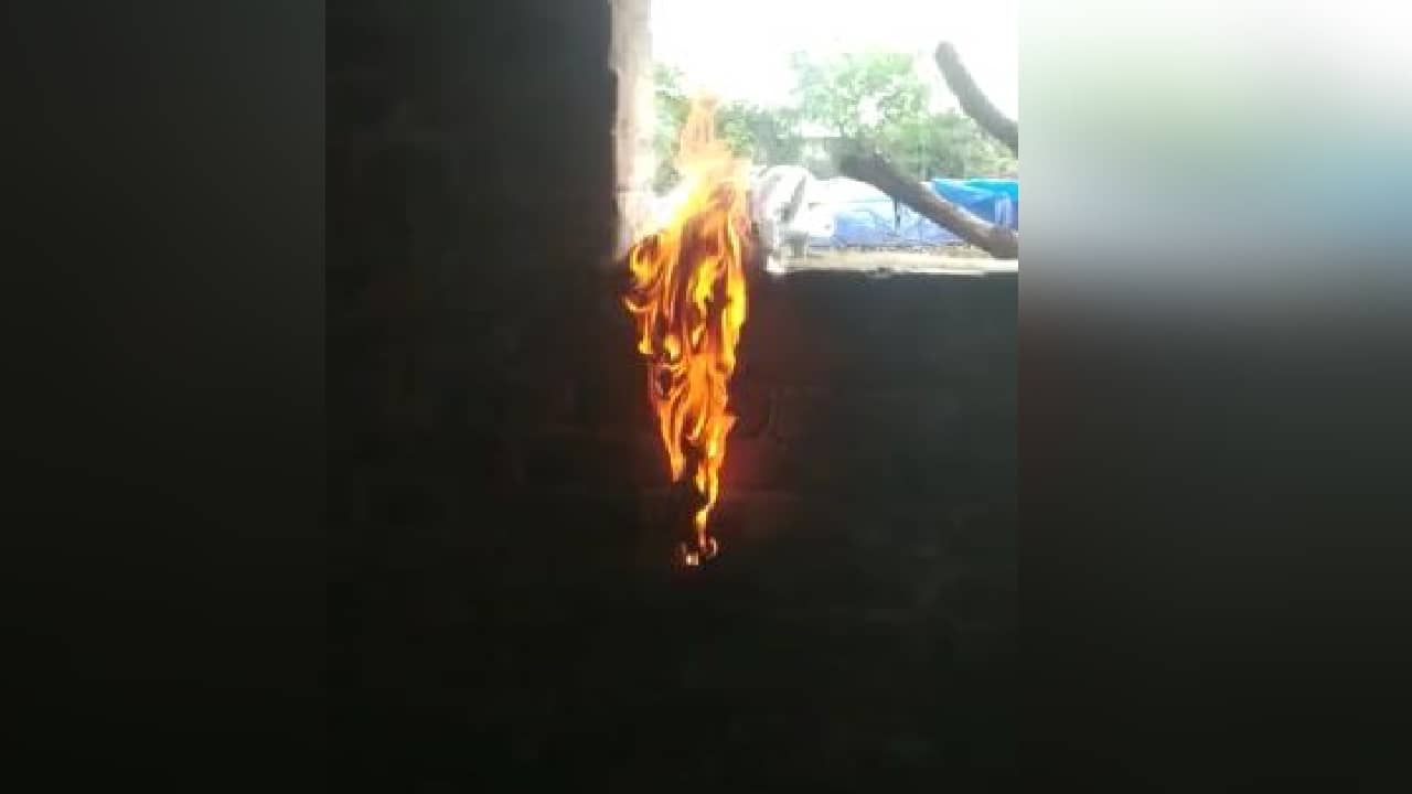 चतरा के एक गांव में हो रही है अजब गजब वारदात, कभी कपड़ों में लग रही आग तो कभी सामान और गहने हो रहे गायब..