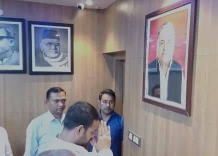 मंत्री तेज प्रताप ने RJD ऑफिस में लगाया मुलायम सिंह यादव की तस्वीर, जोड़े हाथ 