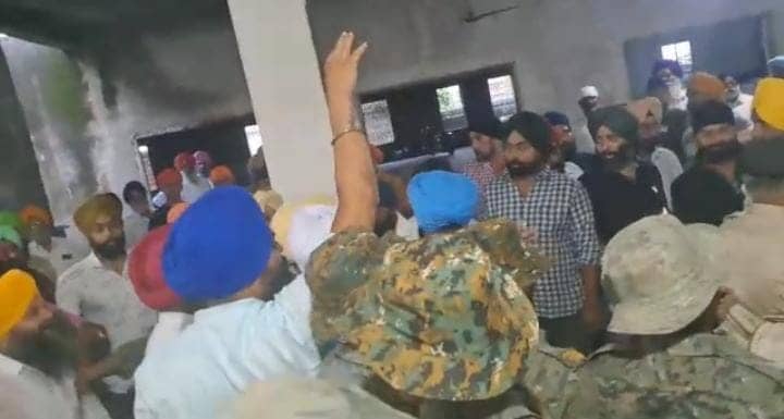 सीजीपीसी की बैठक में हंगामा, भगवान सिंह ने बैठक का किया विरोध, कुर्सी फेका- फेकी में एक पुलिस कर्मी घायल    