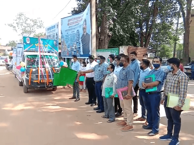 हरी झंडी दिखा कर किया जागरुकता रथ को रवाना