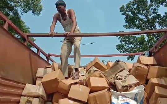 15 लाख से अधिक मूल्य का विदेशी शराब बरामद, कारोबारी फरार