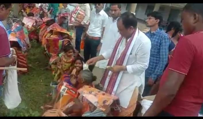 जामताड़ा में दुर्गा पूजा पर गरीबों को साड़ी मिठाई की भेंट