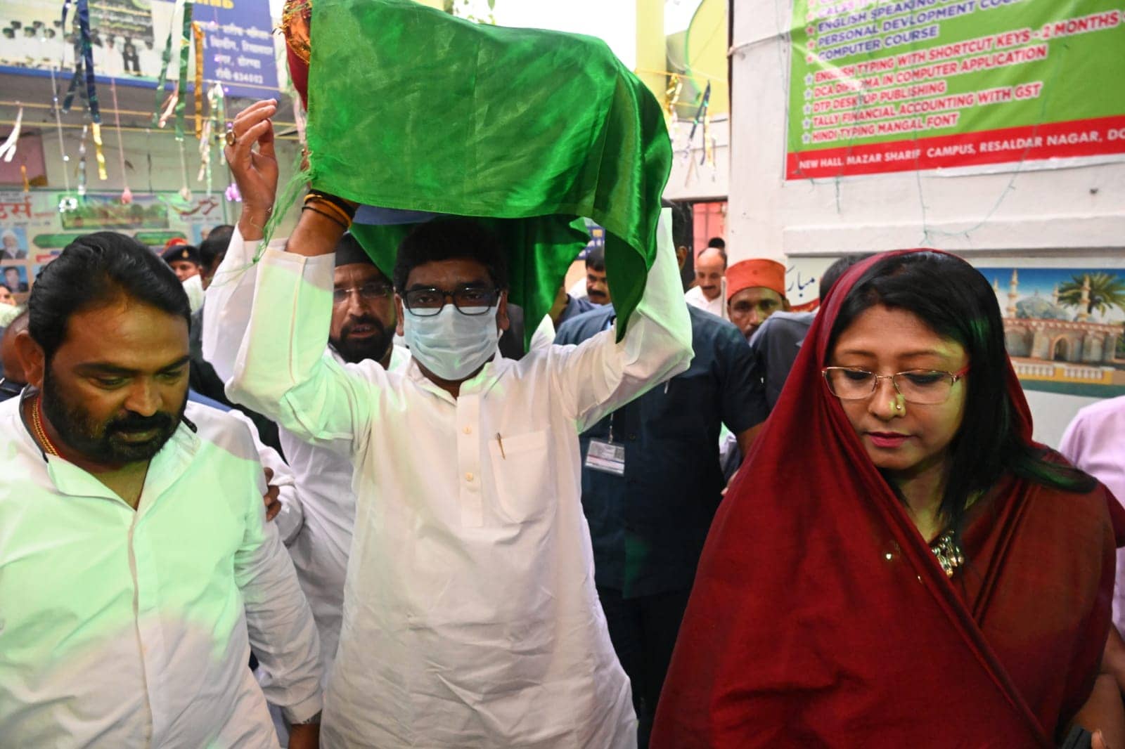 राज्यवासियों की बेहतरी एवं खुशहाली के लिए रिसालदार बाबा से सीएम हेमंत सोरेन ने मांगी दुआ 